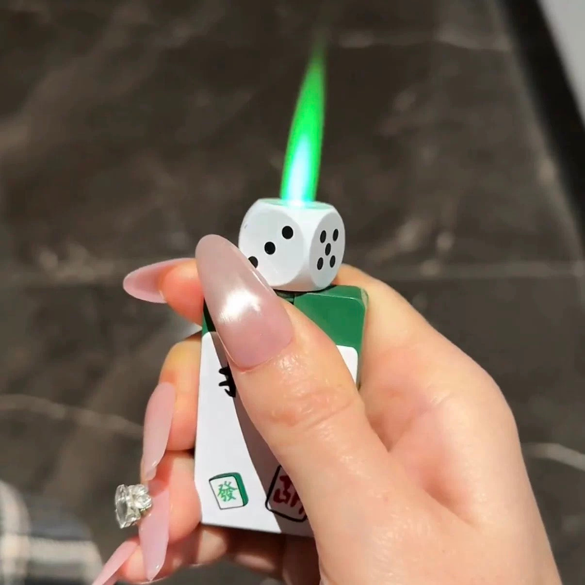Internet-famous rotating dice mahjong windproof lighter, refillable, high appearance level, creative and personalized customization, perfect gift for boyfriend or girlfriend.