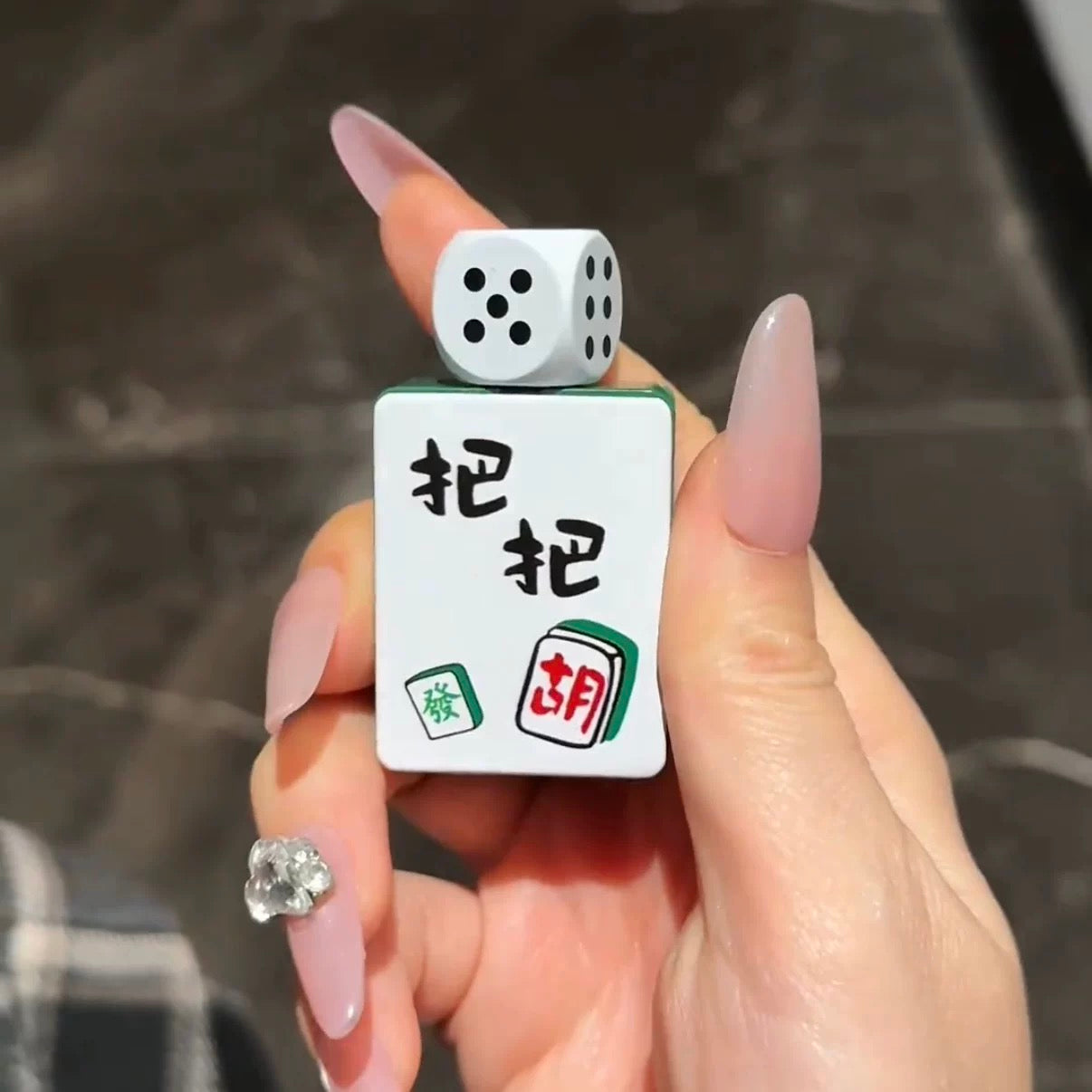 Internet-famous rotating dice mahjong windproof lighter, refillable, high appearance level, creative and personalized customization, perfect gift for boyfriend or girlfriend.
